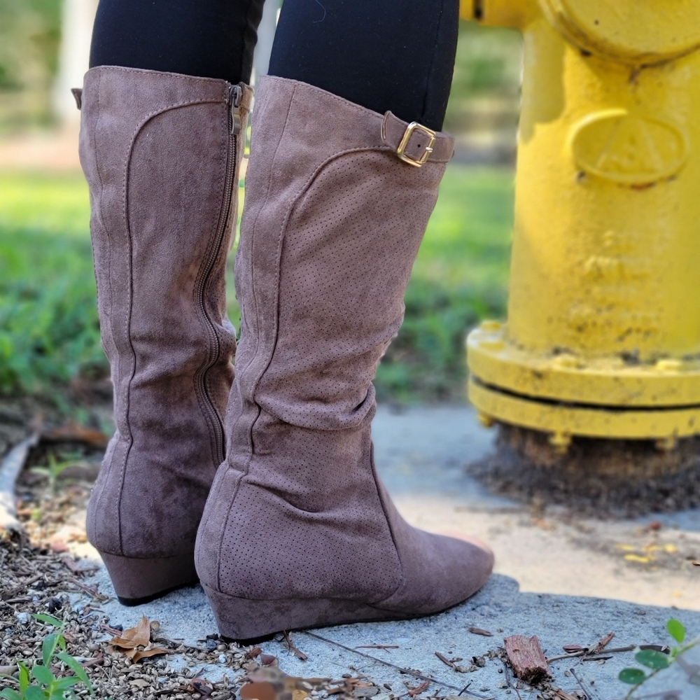 Women's Taupe Wrinkle Finish Calf Length Pull On Boots Rounded Toe - Picture 2 of 6